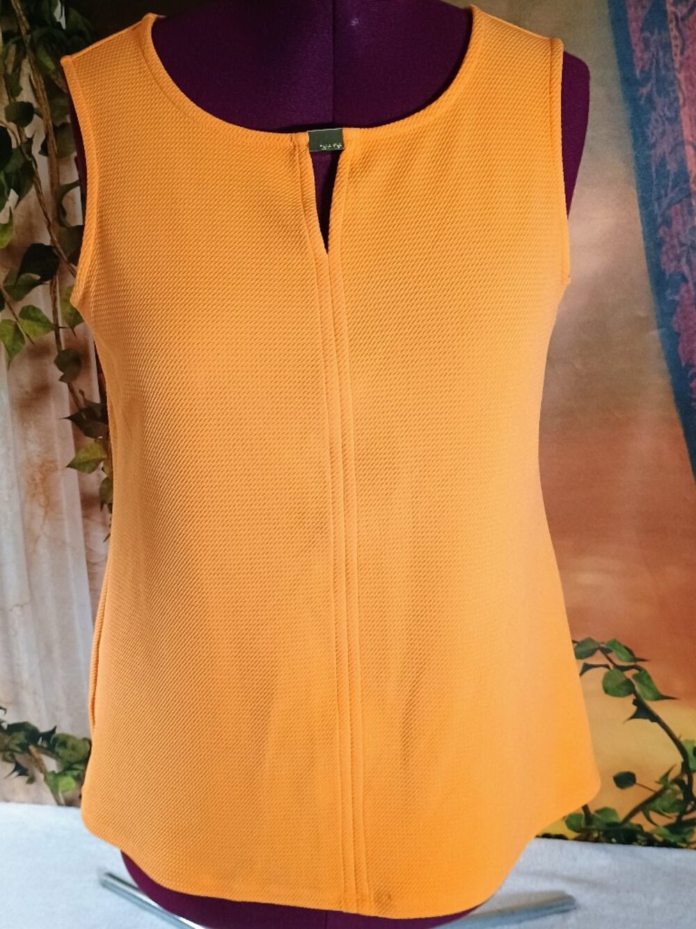 EUC Calvin Klein Sz 0X Mustard Yellow Textured Sleeveless Gold Keyhole Shell Top